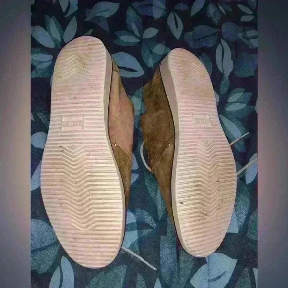 Toms shoe size 8M the material looks like suede it is a used shoe - Picture 5 of 8